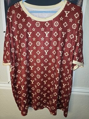 SHEIN Maroon and Cream Monogram Curve Tee